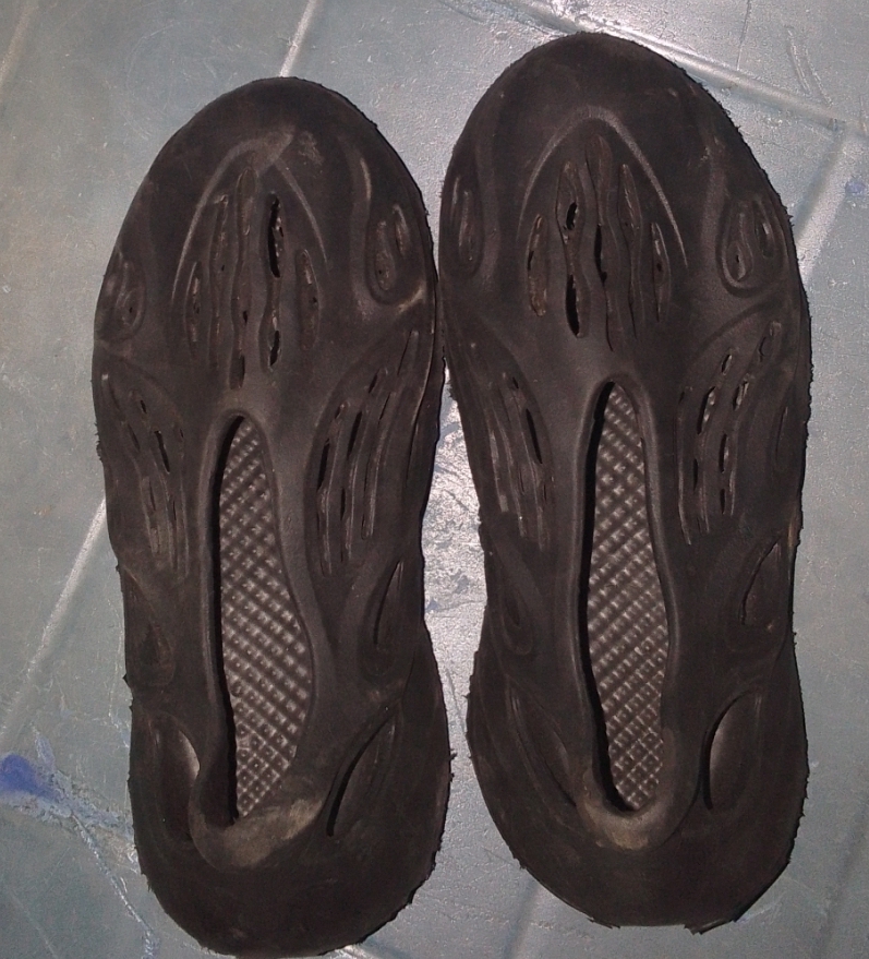 yeezy crocs black